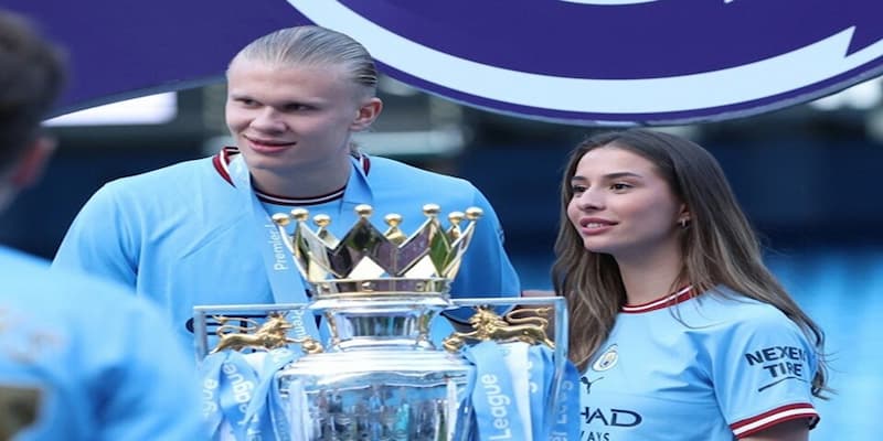 Haaland “ra mắt” bạn gái trong ngày nâng cúp Premier League